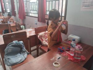 PJBL Kelas 6: Kreasi Bunga Cantik dari Plastik Bekas